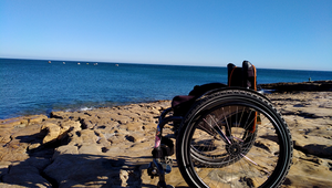 Rollstuhl vor tollem Panorama